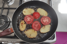 Tomate y patata frito a rodajas