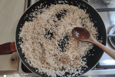 Arroz rehogado en un poco del aceite que ha quedado del sofrito